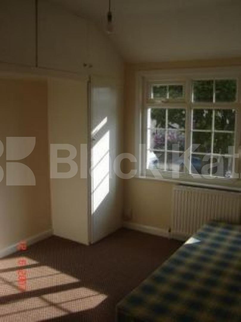 			4 Bedroom, 1 bath, 1 reception Flat			 Steeds Road, MUSWELL HILL N10